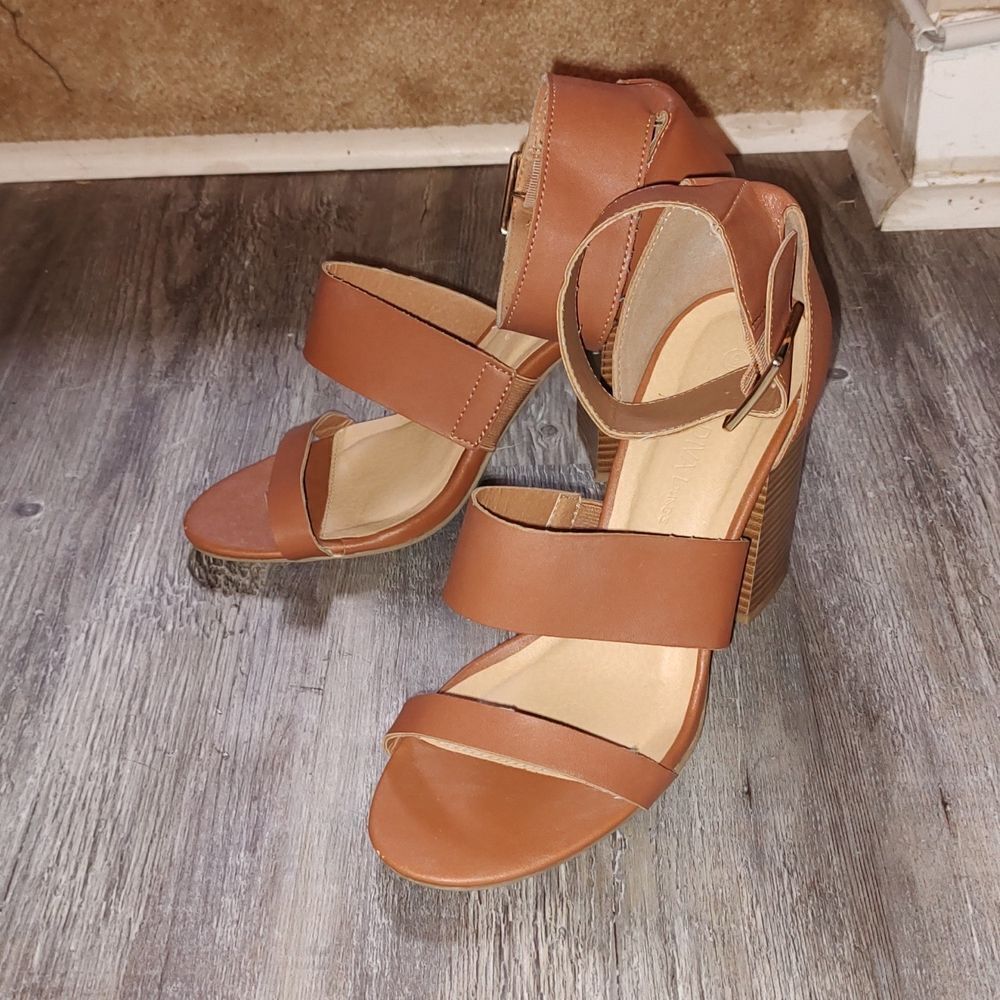 Wild Diva Lounge brown ankle strap 4" heel Sz 9